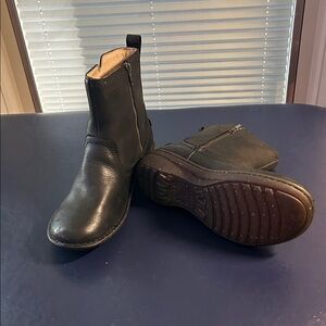 Women’s  new UGG Black Leather ANKLE Boots. SIZE 10